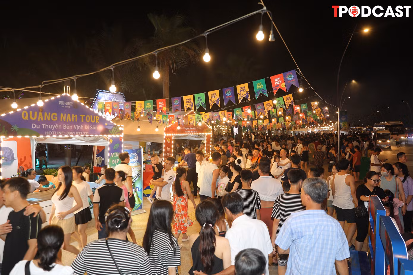 Phố chợ đêm ven biển mang tới cho du khách nhiều trải nghiệm mua sắm đa dạng, từ quà tặng lưu niệm đến thời trang, trang sức hay đặc sản ba miền Việt Nam.