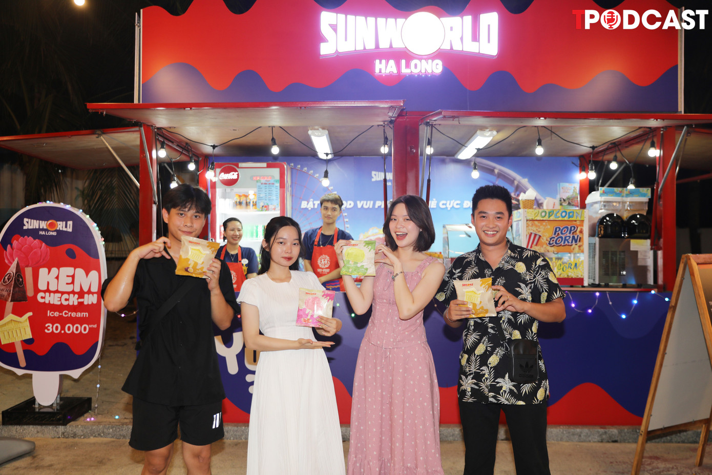 Đặc biệt, các đặc sản nổi tiếng của Quảng Ninh cũng được bày bán trong chuỗi gian hàng ẩm thực.