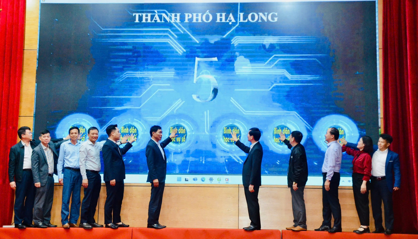 Các đại biểu bấm nút phát động phong trào.