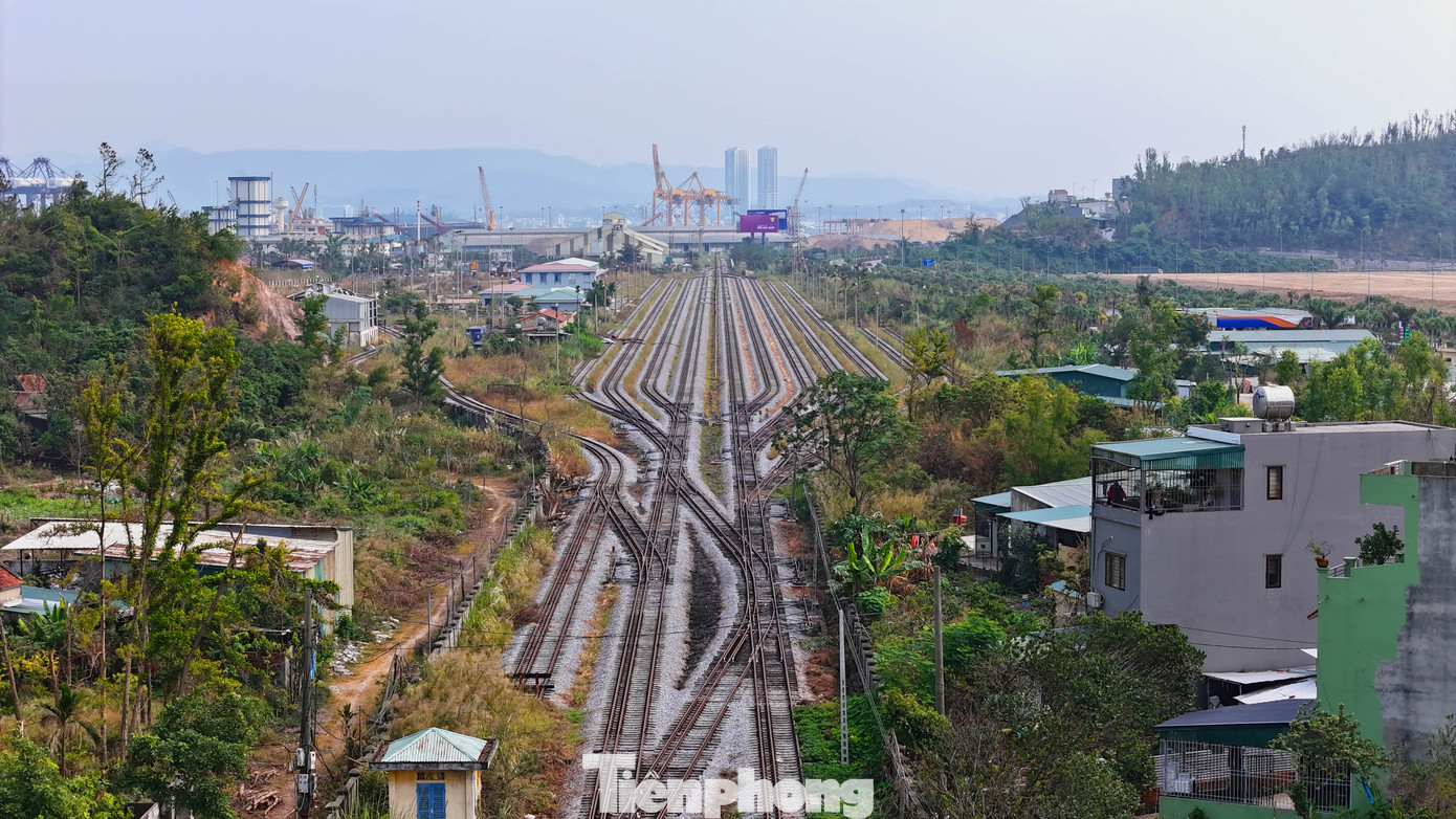 Theo lãnh đạo Bộ Giao thông vận tải (GTVT), giai đoạn năm 2008 - 2011, do nền kinh tế nước ta gặp nhiều khó khăn, chịu ảnh hưởng cuộc khủng hoảng kinh tế toàn cầu nên Dự án đường sắt Yên Viên - Phả Lại - Hạ Long - Cái Lân phải đình hoãn, giãn tiến độ theo Nghị quyết số 11/NQ-CP ngày 24/02/2011 của Chính phủ.