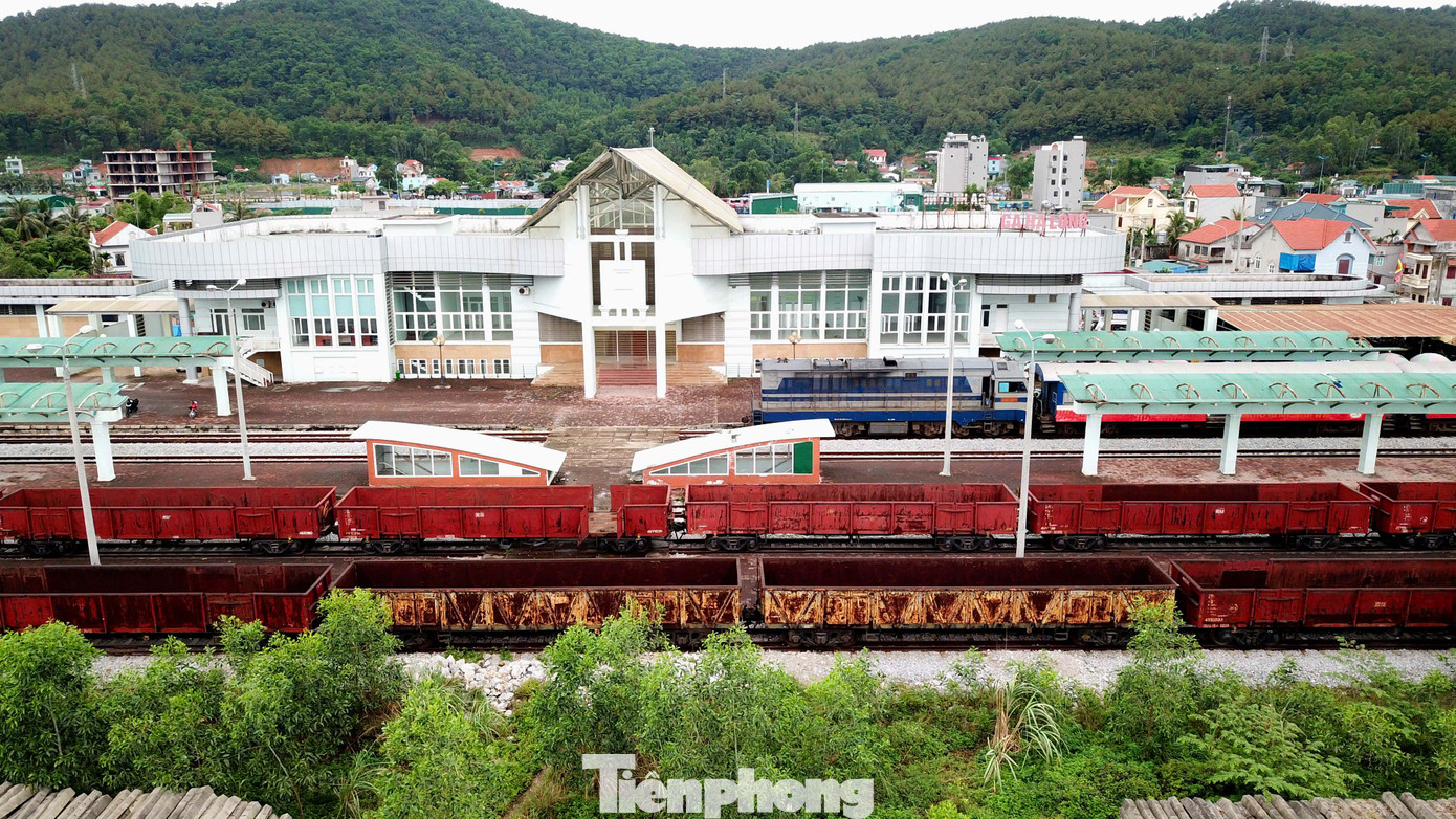 Toàn bộ dự án có chiều dài 131km, bắt đầu từ ga Yên Viên đi qua địa bàn Hà Nội, Bắc Ninh, Hải Dương, Quảng Ninh và kết thúc tại cảng Cái Lân thuộc TP Hạ Long, trong đó có 43km đường sắt được xây dựng mới, 88km còn lại được nâng cấp, cải tạo từ tuyến đường sắt Kép - Hạ Long.