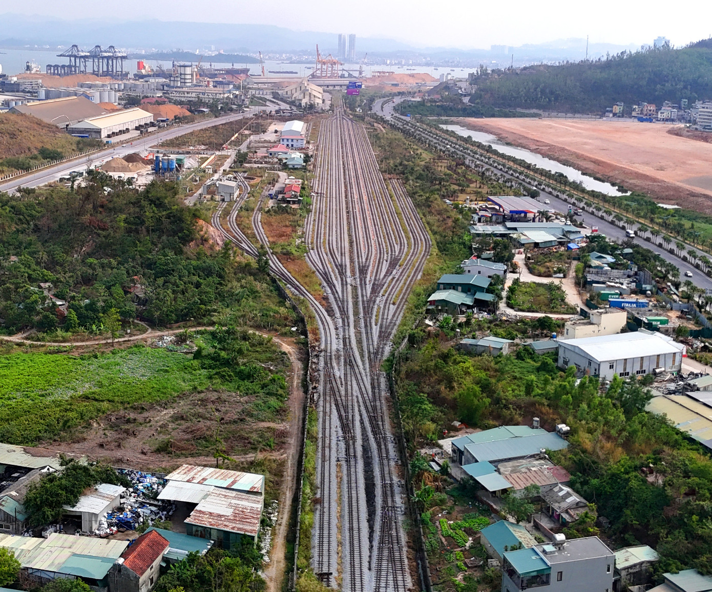 Tuyến đường sắt kỳ vọng mở ra một không gian phát triển kinh tế nhưng 'treo' suốt 15 năm. Tuyến đường sắt kỳ vọng mở ra một không gian phát triển kinh tế nhưng 'treo' suốt 15 năm.