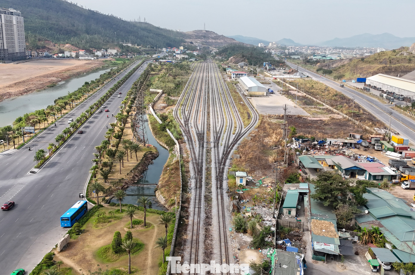 Trong thời gian chưa tiếp tục triển khai đầu tư, Bộ GTVT sẽ phối hợp với địa phương, các bộ, ngành liên quan để tháo gỡ các khó khăn, vướng mắc, phát triển kinh tế, đảm bảo an toàn trong khu vực Dự án; đồng thời, tiếp tục huy động nguồn vốn để thực hiện sớm thực hiện đầu tư tuyến đường sắt này.