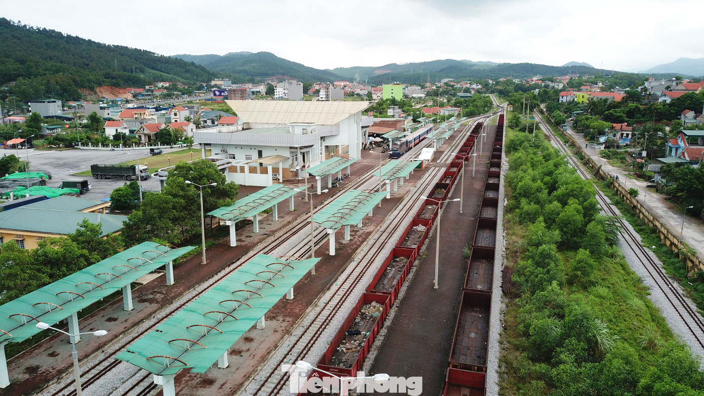 Nhưng xót xa thay, sau gần 2 thập kỷ khởi công xây dựng, tuyến đường sắt này gần như vô dụng, không phát huy được thế mạnh như những gì đã kỳ vọng. Trong ảnh là khu vực ga Hạ Long (Quảng Ninh) đang xuống cấp, hoang vu như phế tích.