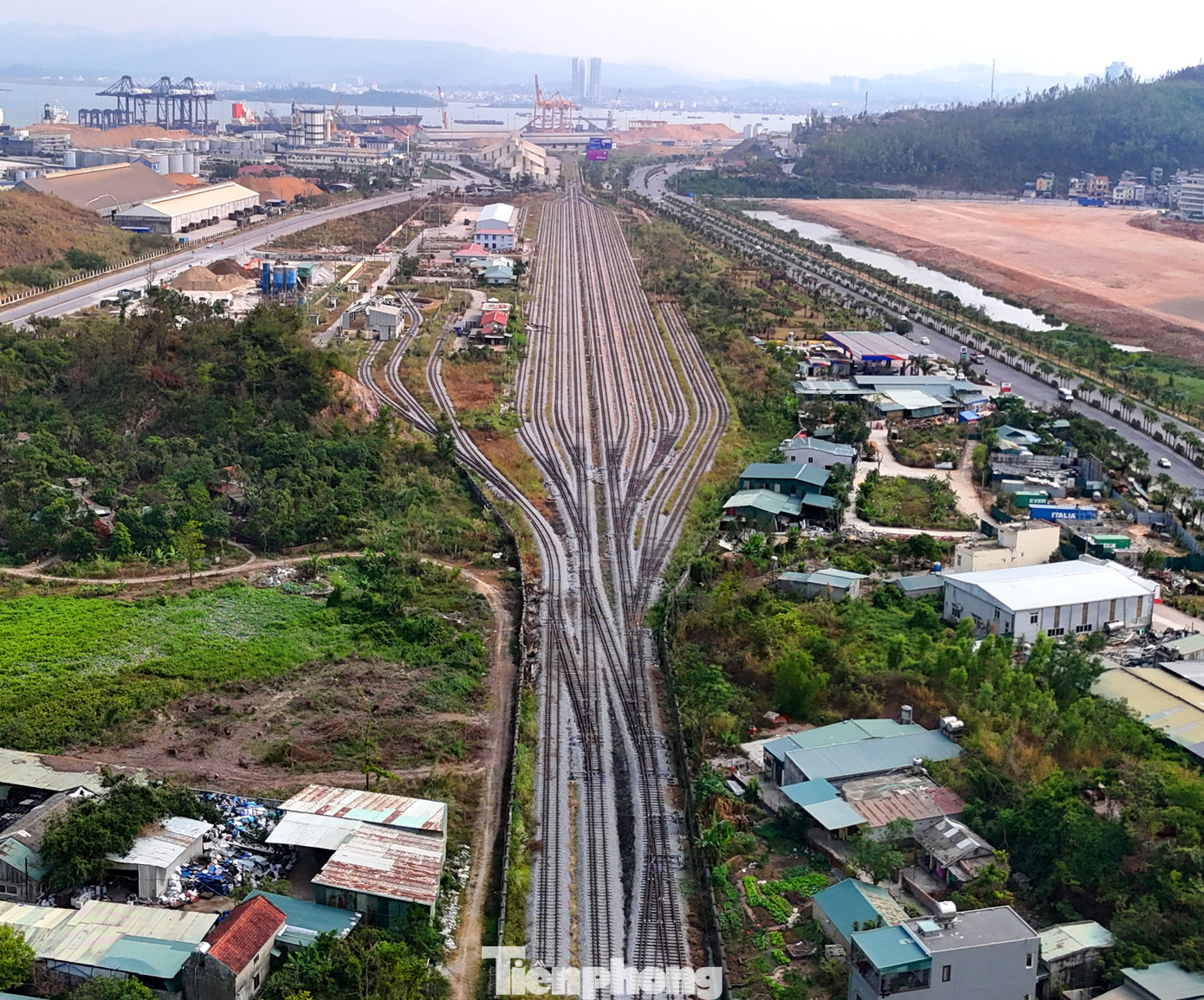Điểm cuối cùng của tuyến đường sắt là ga Cái Lân, TP Hạ Long. Với thiết kế hàng chục đường ray và hệ thống nhà ga hiện đại, nhưng vỏn vẹn nhà ga này chỉ đón được vài chuyến hàng lúc mới khai trương sau đó đóng cửa im lìm cho đến nay.
