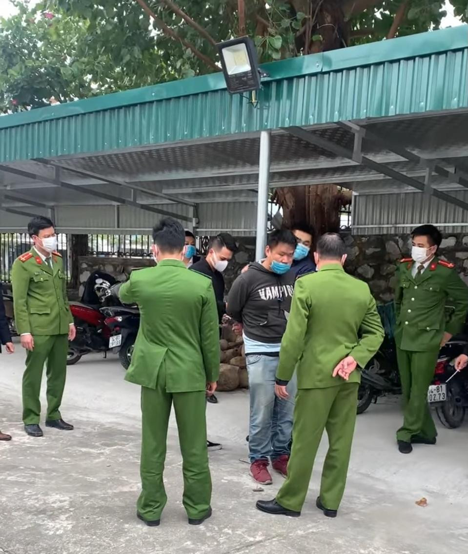 Vừa chạy ra đến cổng, đối tượng đã bị lực lượng chức năng bắt giữ.