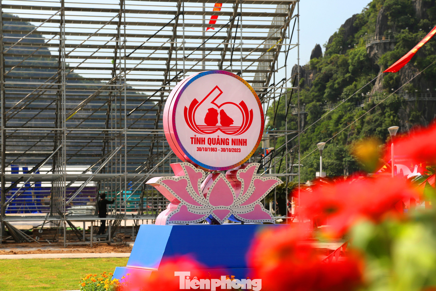 Đặc biệt tại khu vực quảng trường 30/10, sân khấu tổ chức lễ kỷ niệm đang được gấp rút hoàn thiện.