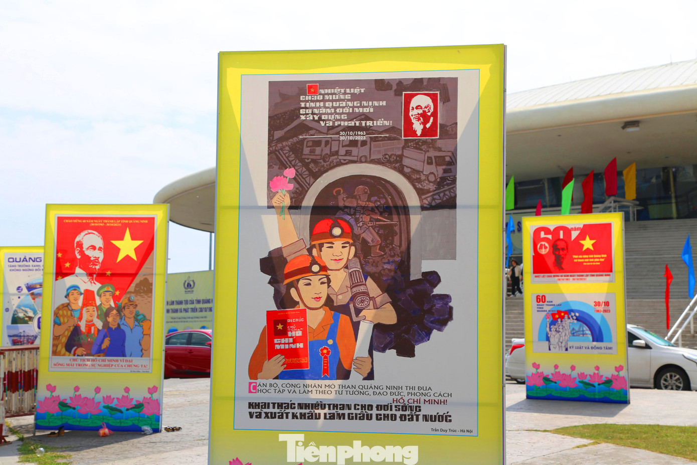 Khu vực này cũng được bày trí khẩu hiệu tuyên truyền về sự đoàn kết, đồng lòng của nhân dân và chính quyền tỉnh Quảng Ninh.