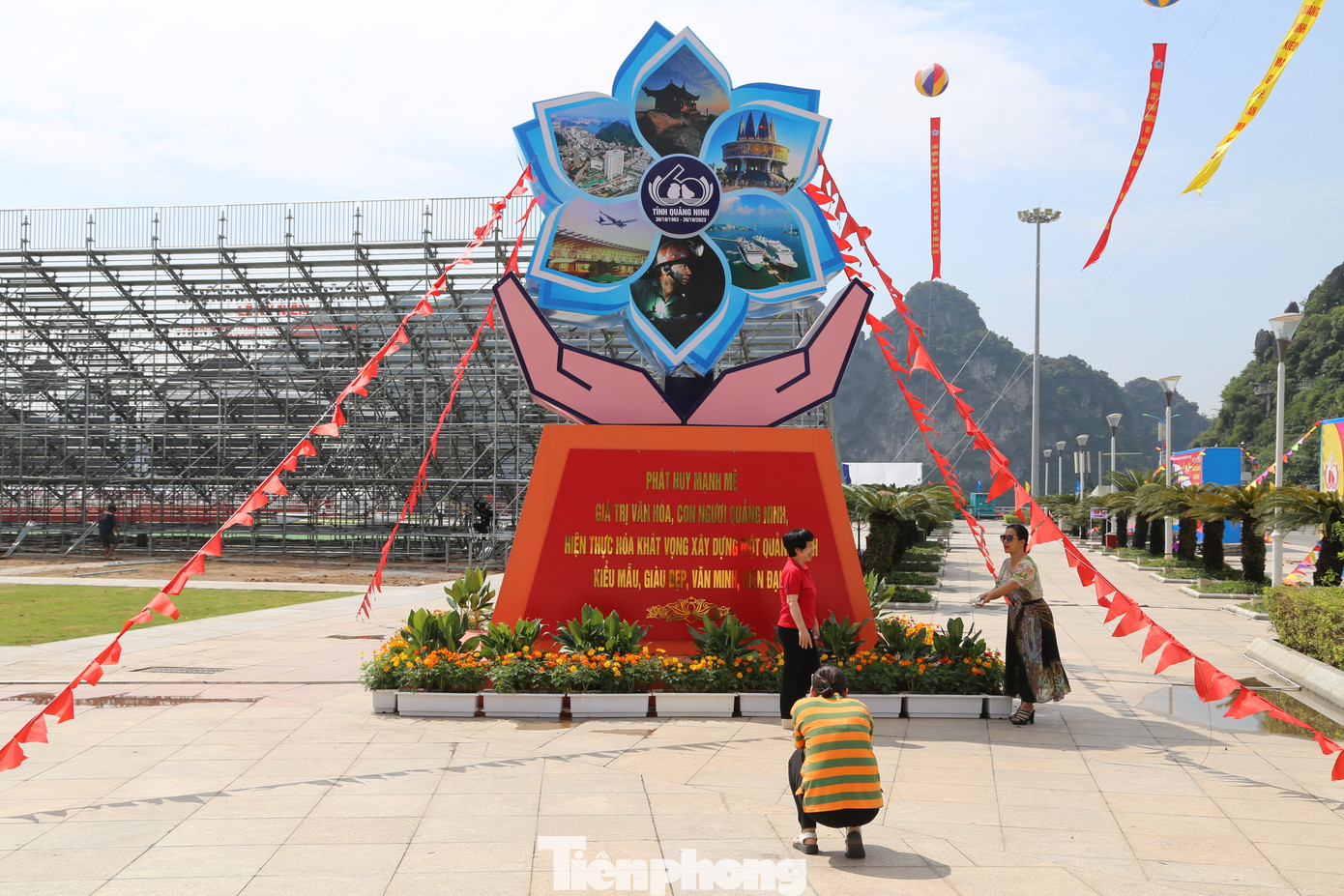 Nhân dân và du khách thích thú chụp ảnh lưu niệm tại quảng trường 30/10.