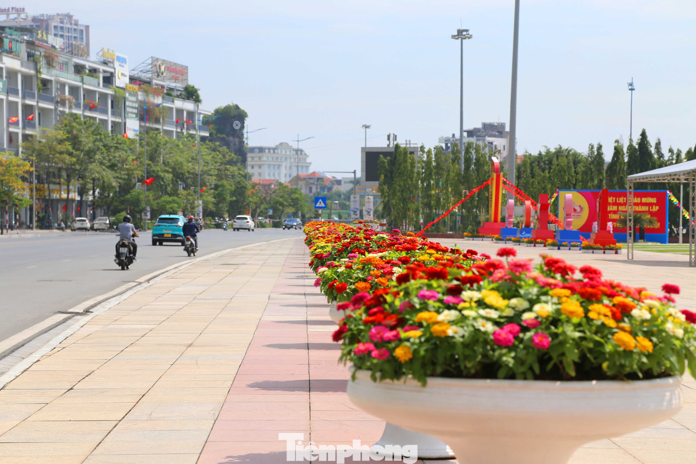 “Quảng” là rộng lớn. “Ninh” là yên bình, bền vững. Quảng Ninh ghép vào với nghĩa là một vùng rộng lớn, yên bình, bền vững.