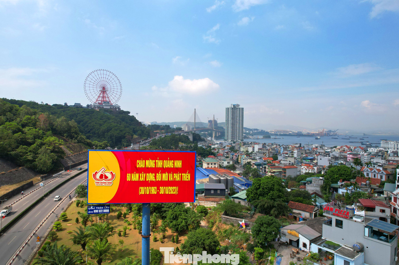 Tại TP Hạ Long, mọi tuyến đường đều được trang trí cờ, hoa cùng khẩu hiệu cổ động.