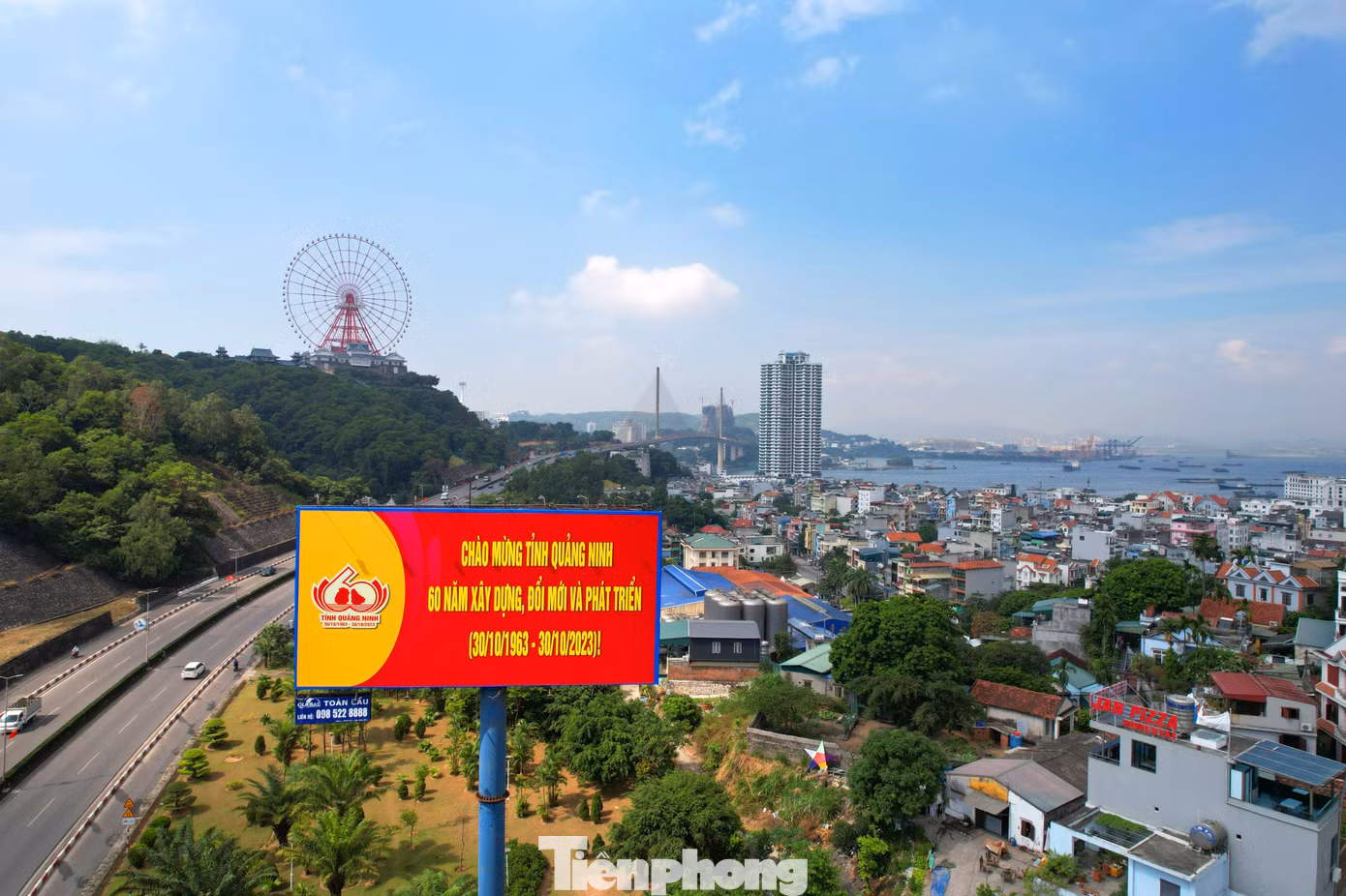 Tại TP Hạ Long, mọi tuyến đường đều được trang trí cờ, hoa cùng khẩu hiệu cổ động.