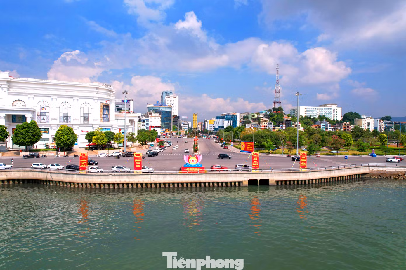 Để chào mừng sự kiện trọng đại này, trên khắp mọi miền của tỉnh Quảng Ninh, từ đô thị tới các làng quê, cờ đỏ, áp phích, pano được trang hoàng rực rỡ. Góp phần tạo điểm nhấn, lan tỏa không khí tưng bừng, phấn khởi tới nhân dân và du khách.