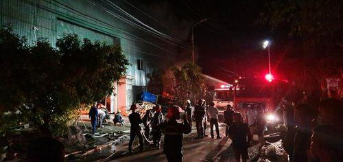 Đến khoảng 22h cùng ngày, đám cháy đã được lực lượng chức năng khống chế. Nguyên nhân gây cháy ban đầu được cho là chập điện trong nhà kho chứa lốp sau đó đám cháy lan rộng. Rất may vụ cháy không gây thiệt hại về người. Đến khoảng 22h cùng ngày, đám cháy đã được lực lượng chức năng khống chế. Nguyên nhân gây cháy ban đầu được cho là chập điện trong nhà kho chứa lốp sau đó đám cháy lan rộng. Rất may vụ cháy không gây thiệt hại về người.