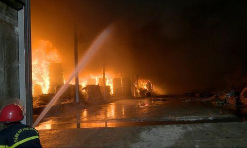 Sau khoảng 15 phút, đám cháy lan ra khắp nhà xưởng Sau khoảng 15 phút, đám cháy lan ra khắp nhà xưởng