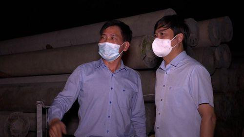 Ông Nguyễn Tường Văn, Chủ tịch UBND tỉnh Quảng Ninh (người bên phải) có mặt tại hiện trường trực tiếp chỉ đạo chữa cháy Ông Nguyễn Tường Văn, Chủ tịch UBND tỉnh Quảng Ninh (người bên phải) có mặt tại hiện trường trực tiếp chỉ đạo chữa cháy