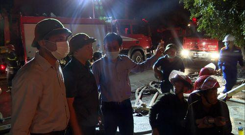 Ông Vũ Văn Diện, Bí thư Thành ủy Hạ Long cũng có mặt kịp thời hỗ trợ công tác chữa cháy Ông Vũ Văn Diện, Bí thư Thành ủy Hạ Long cũng có mặt kịp thời hỗ trợ công tác chữa cháy