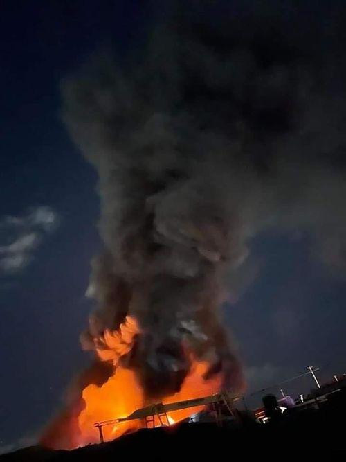 Cột khói bốc cao hàng chục mét Cột khói bốc cao hàng chục mét