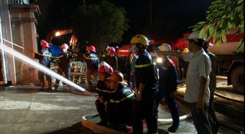 Lực lượng chữa cháy thuộc Công an TP Hạ Long, Phòng Cảnh sát Phòng cháy chữa cháy & Cứu nạn cứu hộ, Công an tỉnh Quảng Ninh huy động hàng loạt xe chữa cháy, xe thang, xe tiếp nước, xe cứu nạn cứu hộ cùng hàng chục chiến sĩ đến để dập lửa. Lực lượng chữa cháy thuộc Công an TP Hạ Long, Phòng Cảnh sát Phòng cháy chữa cháy & Cứu nạn cứu hộ, Công an tỉnh Quảng Ninh huy động hàng loạt xe chữa cháy, xe thang, xe tiếp nước, xe cứu nạn cứu hộ cùng hàng chục chiến sĩ đến để dập lửa.