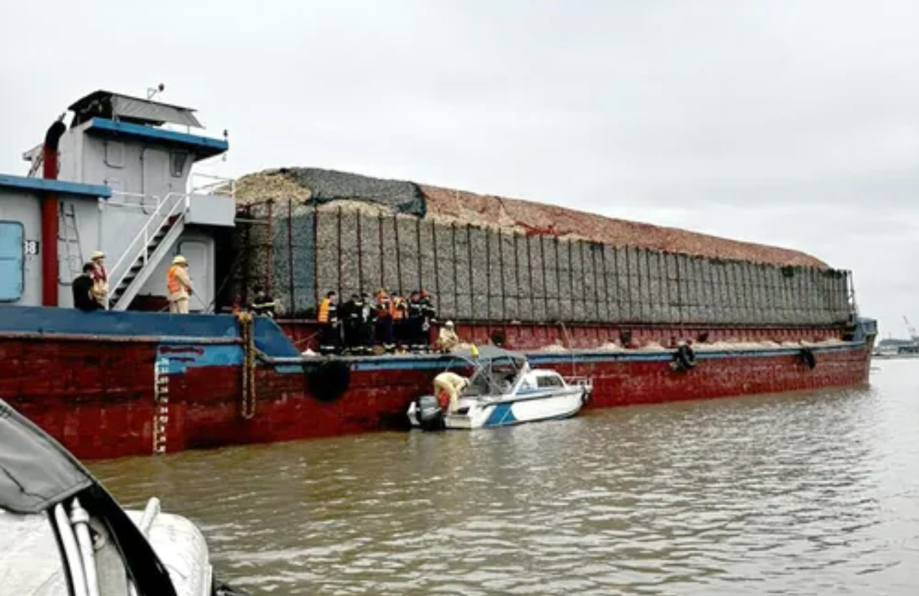 Ngạt khí dưới khoang tàu, 3 người trong 1 gia đình tử vong. Ngạt khí dưới khoang tàu, 3 người trong 1 gia đình tử vong.