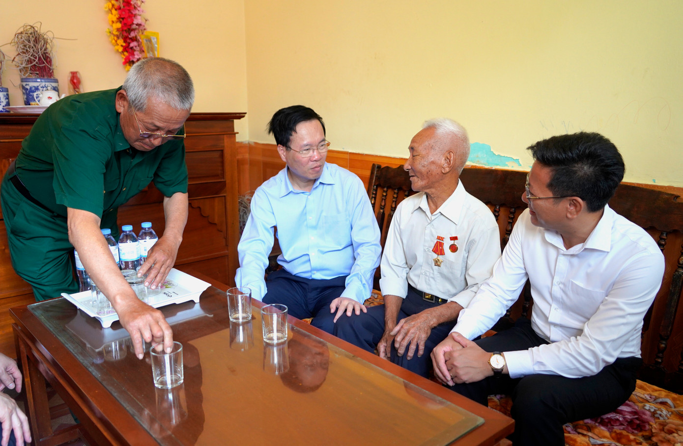 Thăm hỏi, tặng quà, trò chuyện với Đảng bộ, chính quyền, quân và dân huyện đảo Cô Tô, Chủ tịch nước Võ Văn Thưởng bày tỏ xúc động khi thăm lại huyện đảo Cô Tô, vui mừng hơn nữa khi thấy diện mạo Cô Tô so với hơn 10 năm trước đã thay đổi rất nhiều. Thăm hỏi, tặng quà, trò chuyện với Đảng bộ, chính quyền, quân và dân huyện đảo Cô Tô, Chủ tịch nước Võ Văn Thưởng bày tỏ xúc động khi thăm lại huyện đảo Cô Tô, vui mừng hơn nữa khi thấy diện mạo Cô Tô so với hơn 10 năm trước đã thay đổi rất nhiều.