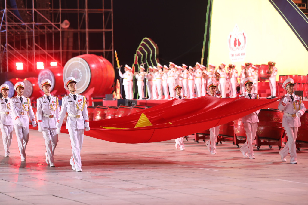 Mở đầu buổi lễ là màn diễu hành của gần 2.500 người thuộc các lực lượng vũ trang, công an nhân dân, các sở, ban, ngành, tổ chức, đoàn thể, lực lượng công nhân, doanh nhân, thanh niên, nhân dân các địa phương. Mở đầu buổi lễ là màn diễu hành của gần 2.500 người thuộc các lực lượng vũ trang, công an nhân dân, các sở, ban, ngành, tổ chức, đoàn thể, lực lượng công nhân, doanh nhân, thanh niên, nhân dân các địa phương.