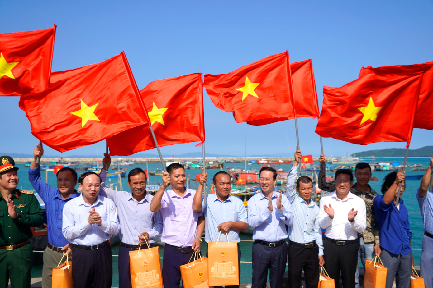 Chủ tịch nước Võ Văn Thưởng tặng quà và trao 20 lá cờ Tổ quốc tặng bà con ngư dân Cô Tô. Chủ tịch nước Võ Văn Thưởng tặng quà và trao 20 lá cờ Tổ quốc tặng bà con ngư dân Cô Tô.