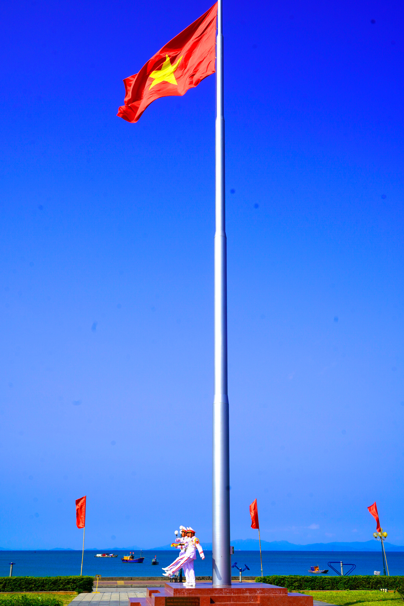 Chủ tịch nước Võ Văn Thưởng cùng đoàn đại biểu dự Lễ thượng cờ tại Cột cờ chủ quyền Tổ quốc trên đảo. Chủ tịch nước Võ Văn Thưởng cùng đoàn đại biểu dự Lễ thượng cờ tại Cột cờ chủ quyền Tổ quốc trên đảo.