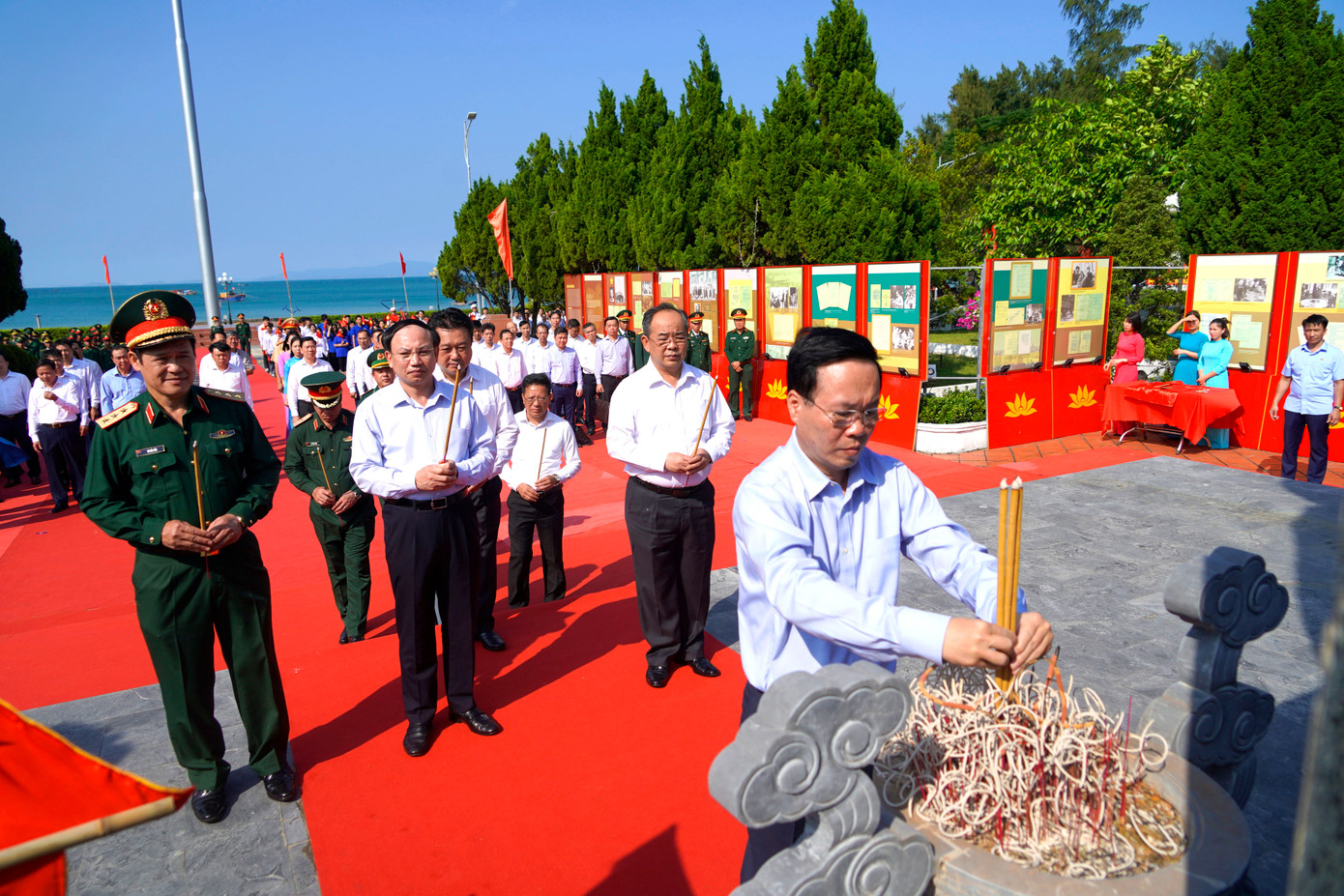 Chủ tịch nước và các đại biểu vô cùng xúc động và tự hào, thành kính bày tỏ lòng biết ơn vô hạn công lao to lớn, sự hy sinh cao cả của Chủ tịch Hồ Chí Minh đối với sự nghiệp cách mạng của dân tộc. Chủ tịch nước và các đại biểu vô cùng xúc động và tự hào, thành kính bày tỏ lòng biết ơn vô hạn công lao to lớn, sự hy sinh cao cả của Chủ tịch Hồ Chí Minh đối với sự nghiệp cách mạng của dân tộc.