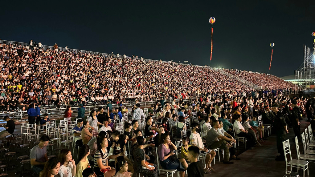 Theo ước tính của Ban tổ chức, hơn 10 nghìn người có mặt tại Quảng trường 30/10 tham dự Lễ kỷ niệm 60 năm Ngày thành lập tỉnh Quảng Ninh. Theo ước tính của Ban tổ chức, hơn 10 nghìn người có mặt tại Quảng trường 30/10 tham dự Lễ kỷ niệm 60 năm Ngày thành lập tỉnh Quảng Ninh.