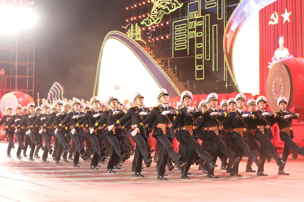 Lực lượng diễu hành trong lễ kỷ niệm đều thể hiện niềm tự hào, khí thế hào hùng, sức mạnh vô địch của khối đại đoàn kết toàn dân tộc. Lực lượng diễu hành trong lễ kỷ niệm đều thể hiện niềm tự hào, khí thế hào hùng, sức mạnh vô địch của khối đại đoàn kết toàn dân tộc.