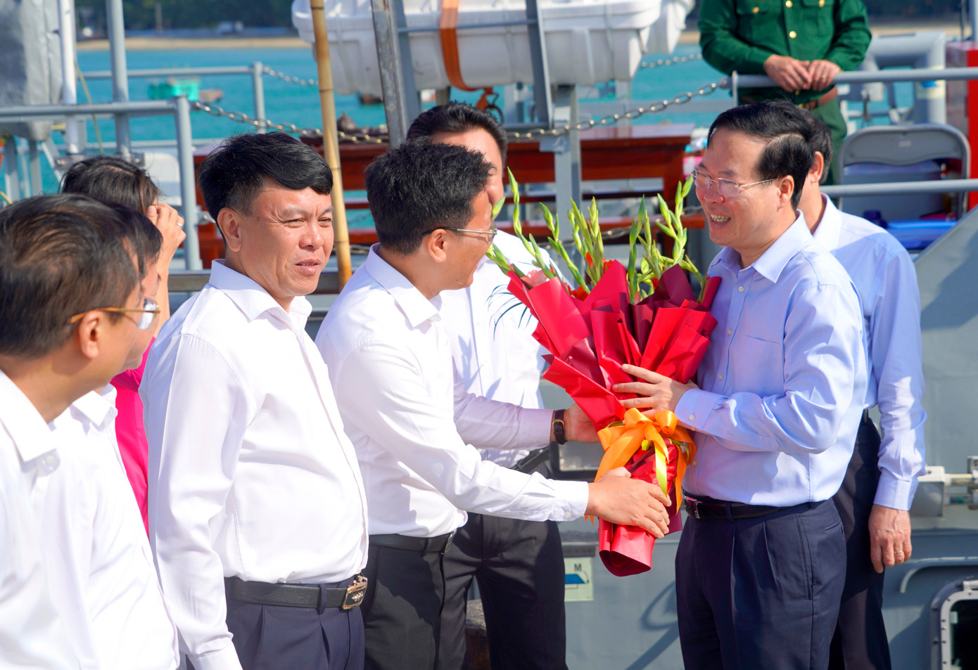 Chủ tịch nước Võ Văn Thưởng thăm và làm việc tại huyện đảo Cô Tô. Chủ tịch nước Võ Văn Thưởng thăm và làm việc tại huyện đảo Cô Tô.