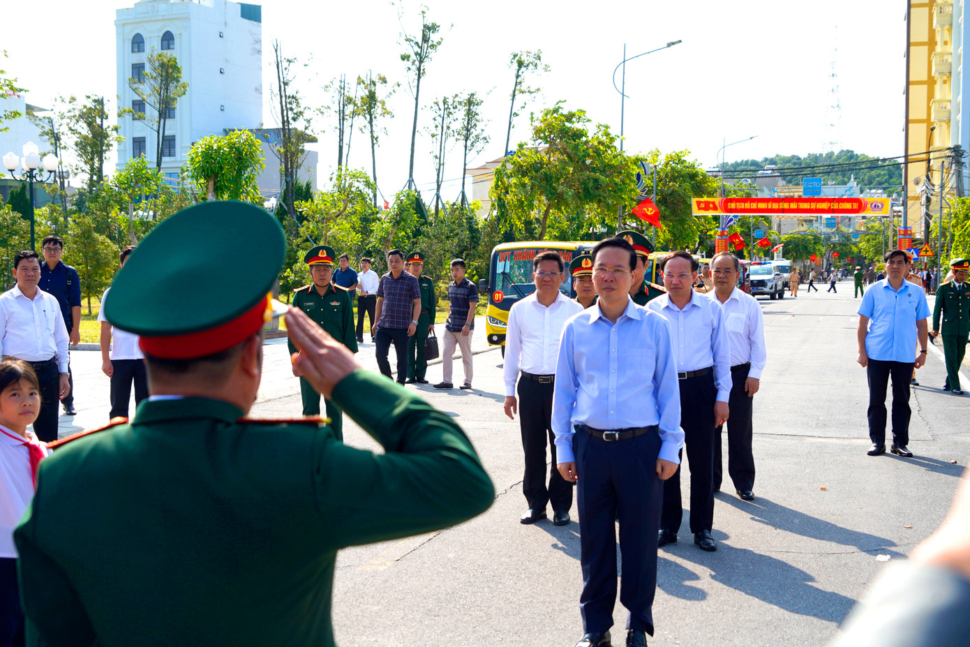 Quân và dân huyện đảo đón Chủ tịch nước về thăm. Quân và dân huyện đảo đón Chủ tịch nước về thăm.