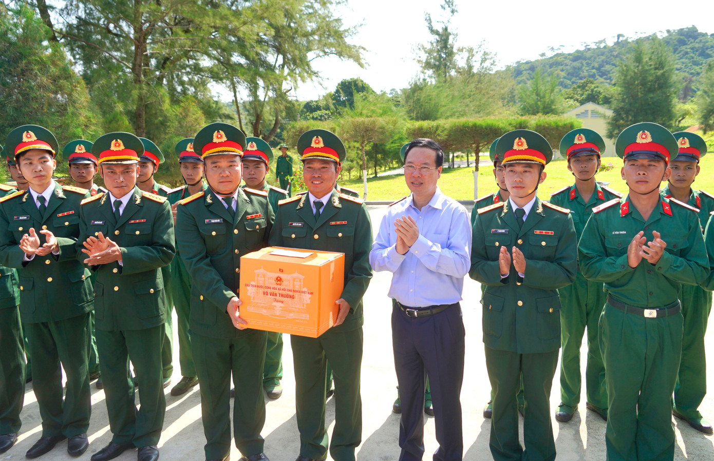 Chủ tịch nước Võ Văn Thưởng cũng tới thăm, tặng quà và động viên cán bộ, chiến sĩ Tiểu đoàn đảo Cô Tô. Chủ tịch nước ghi nhận và biểu dương sự nỗ lực, cố gắng của cán bộ, chiến sĩ trên đảo. Vượt qua mọi khó khăn, vất vả nơi đảo tiền tiêu, các lực lượng đã hoàn thành xuất sắc nhiệm vụ mà Đảng, Nhà nước giao phó; bảo vệ vững chắc chủ quyền biển đảo thiêng liêng của Tổ quốc. Chủ tịch nước Võ Văn Thưởng cũng tới thăm, tặng quà và động viên cán bộ, chiến sĩ Tiểu đoàn đảo Cô Tô. Chủ tịch nước ghi nhận và biểu dương sự nỗ lực, cố gắng của cán bộ, chiến sĩ trên đảo. Vượt qua mọi khó khăn, vất vả nơi đảo tiền tiêu, các lực lượng đã hoàn thành xuất sắc nhiệm vụ mà Đảng, Nhà nước giao phó; bảo vệ vững chắc chủ quyền biển đảo thiêng liêng của Tổ quốc.