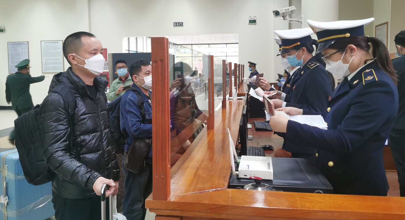 Tính đến 9h sáng đã có hơn 200 người làm xong các thủ tục và được xuất cảnh sang Trung Quốc Tính đến 9h sáng đã có hơn 200 người làm xong các thủ tục và được xuất cảnh sang Trung Quốc