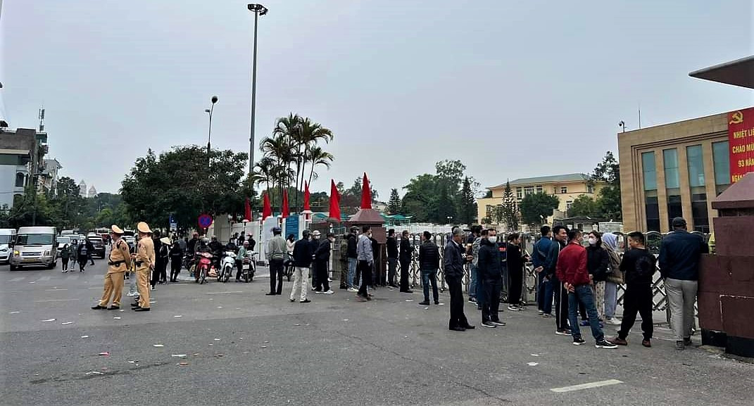 Lực lượng CSGT được bố trí bên ngoài cửa khẩu để phân làn tránh ùn tắc. Lực lượng CSGT được bố trí bên ngoài cửa khẩu để phân làn tránh ùn tắc.