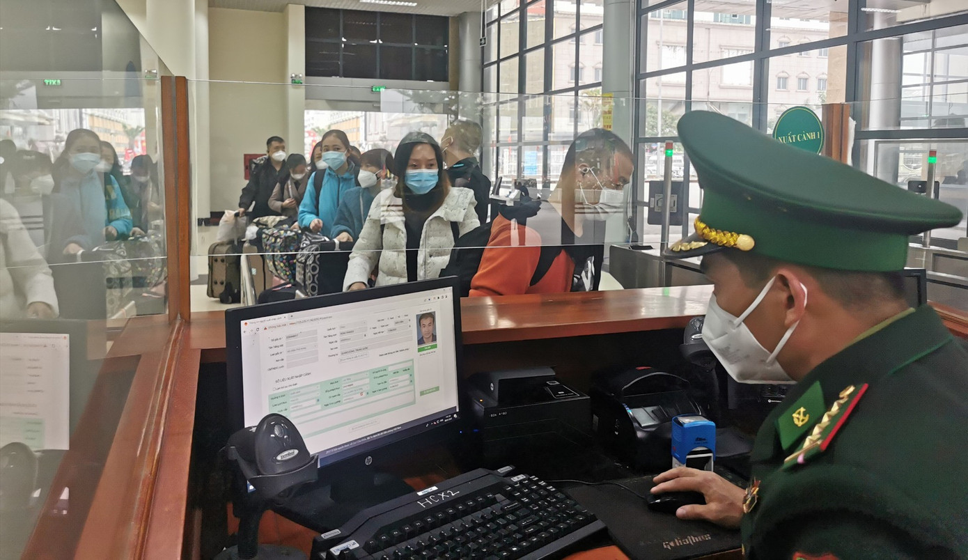 Bộ đội biên phòng làm thủ tục xuất cảnh cho người dân Bộ đội biên phòng làm thủ tục xuất cảnh cho người dân