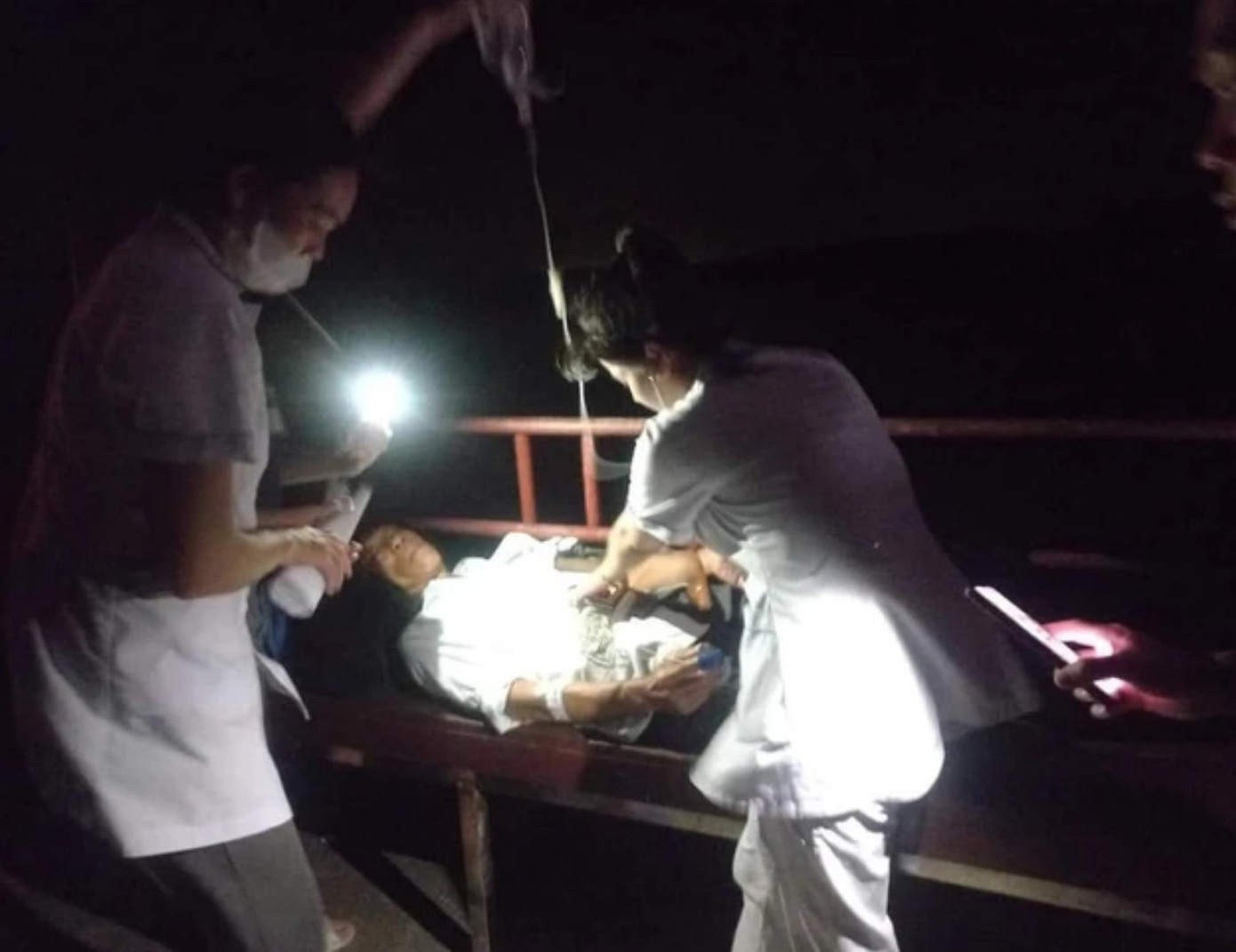 Các nhân viên y tế tiến hành cấp cứu cho ông T. bị rắn độc cắn trong đêm. Các nhân viên y tế tiến hành cấp cứu cho ông T. bị rắn độc cắn trong đêm.