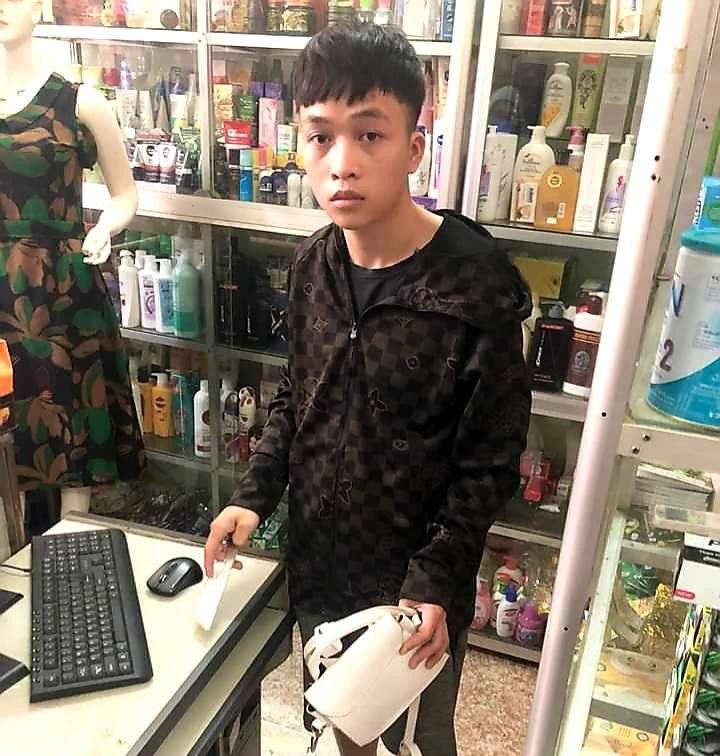 Sau khi dùng dao khống chế nạn nhân cướp được 3 triệu đồng, Thuật bỏ chạy và bị bắt ngay sau đó.