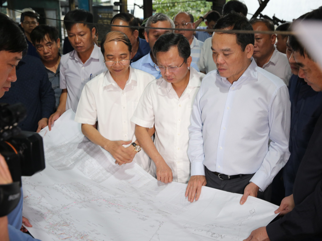 Phó Thủ tướng Chính phủ Trần Lưu Quang kiểm tra tại cửa lò thông gió Giếng chính +32 - 188 Công ty Than Hòn Gai - TKV.