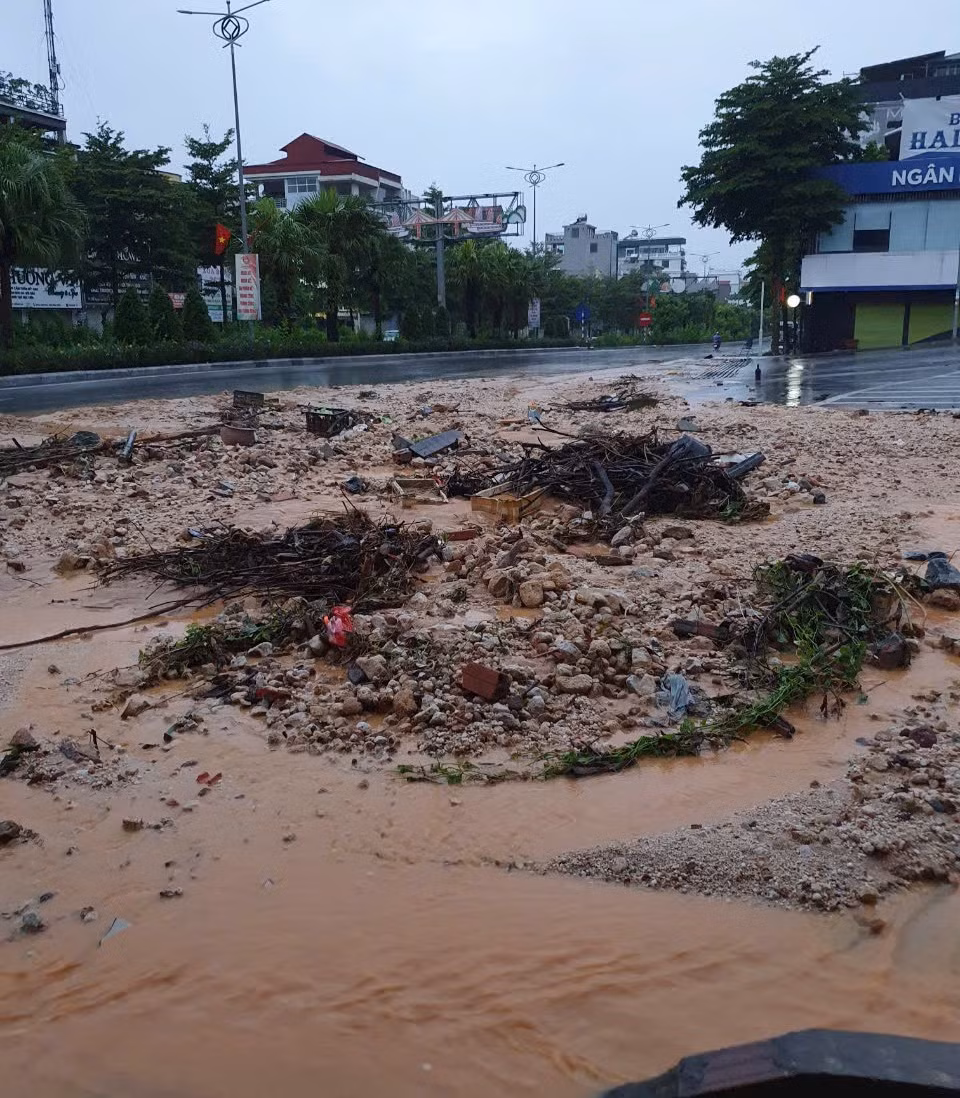 Đất đá bị dòng nước cuốn trôi đổ dồn ra quốc lộ 18 đoạn qua phường Hồng Hà.