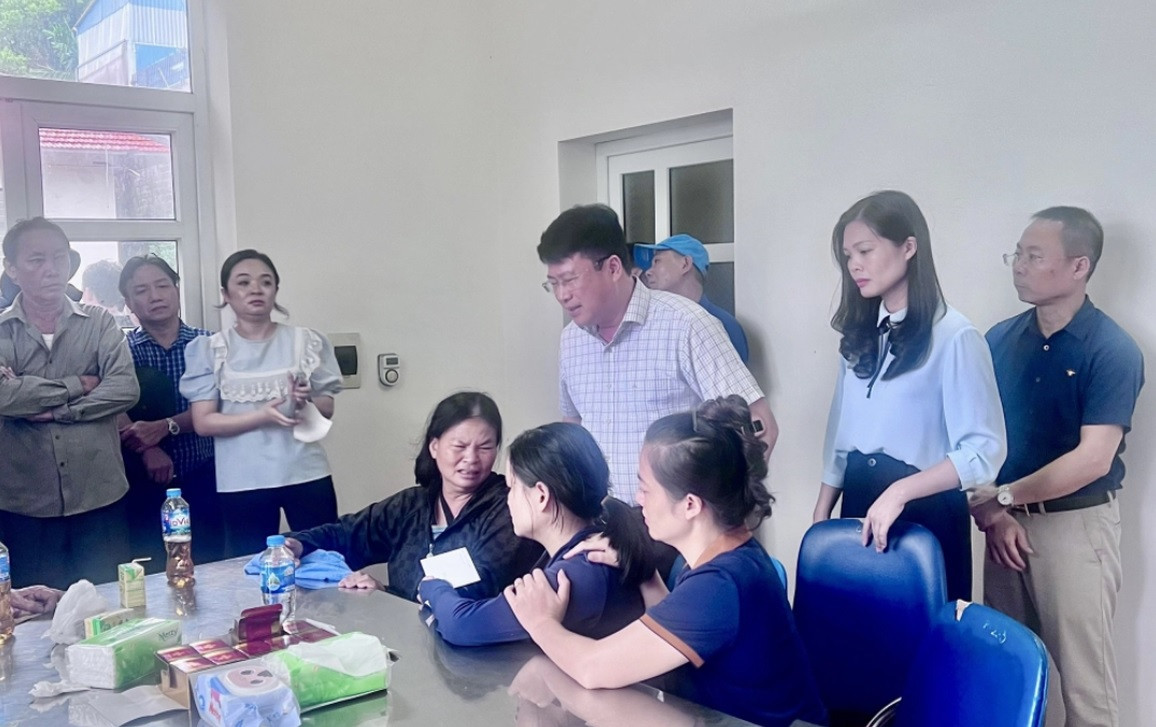 Lãnh đạo UBND TP Hạ Long thăm hỏi và động viên, hỗ trợ gia đình các nạn nhân.