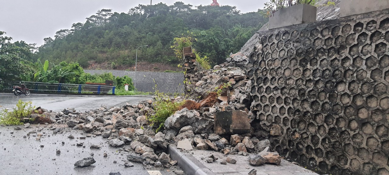 Khu vực đường Đặng Bá Hát bị sạt lở nghiêm trọng, lực lượng chức năng phải cấm đường để sớm khắc phục. Khu vực đường Đặng Bá Hát bị sạt lở nghiêm trọng, lực lượng chức năng phải cấm đường để sớm khắc phục.