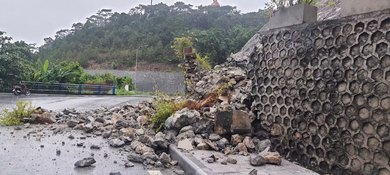 Khu vực đường Đặng Bá Hát bị sạt lở nghiêm trọng, lực lượng chức năng phải cấm đường để sớm khắc phục.