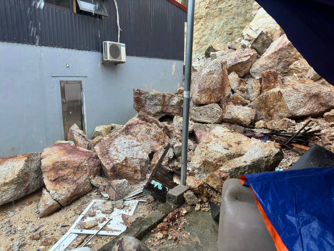 Phường Hà Trung cũng xảy ra sạt lở đất đá trong đêm, rất may hộ gia đình bên dưới đã kịp sơ tán trước khi thảm họa xảy ra. Phường Hà Trung cũng xảy ra sạt lở đất đá trong đêm, rất may hộ gia đình bên dưới đã kịp sơ tán trước khi thảm họa xảy ra.