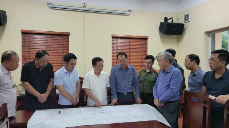 Lãnh đạo tỉnh cùng cán bộ tập đoàn chỉ đạo cứu hộ tại hiện trường.