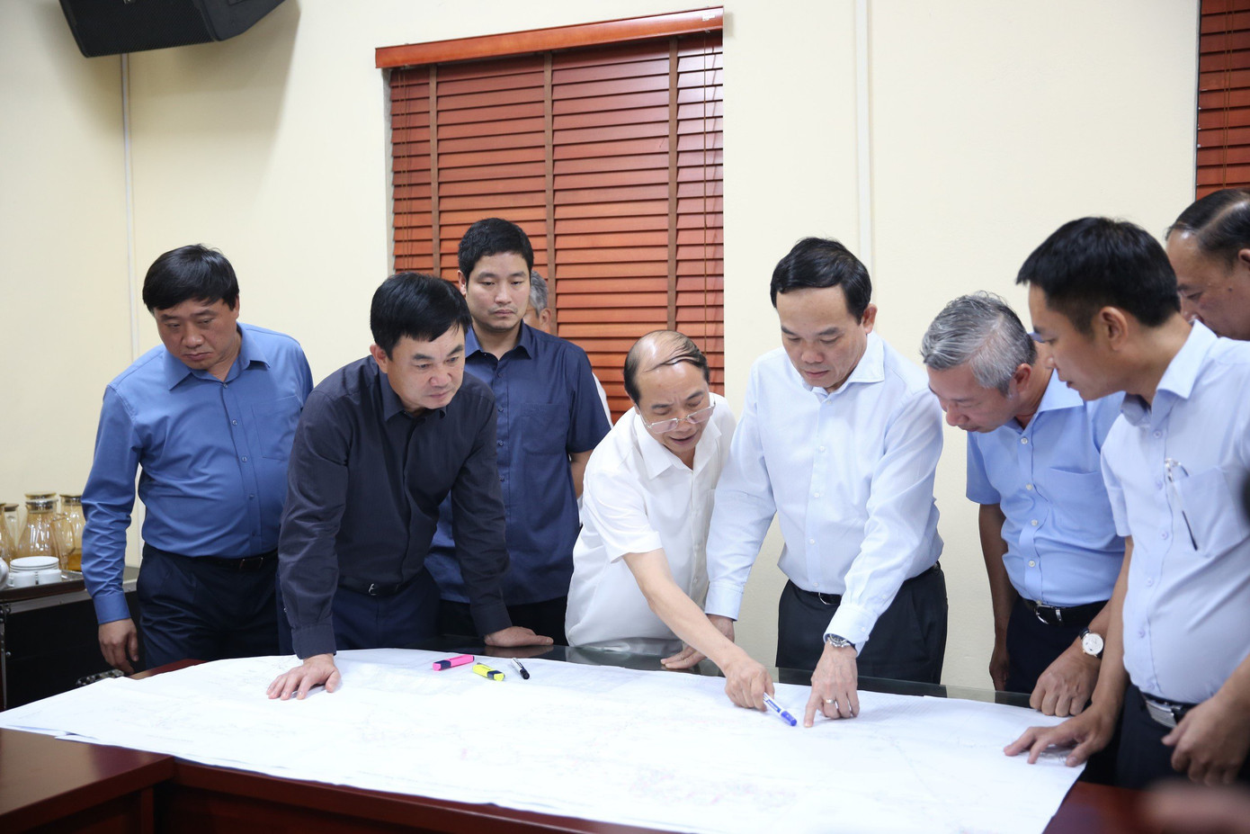 Phó Thủ tướng Trần Lưu Quang kiểm tra vị trí vụ tai nạn trước khi trực tiếp đến hiện trường.