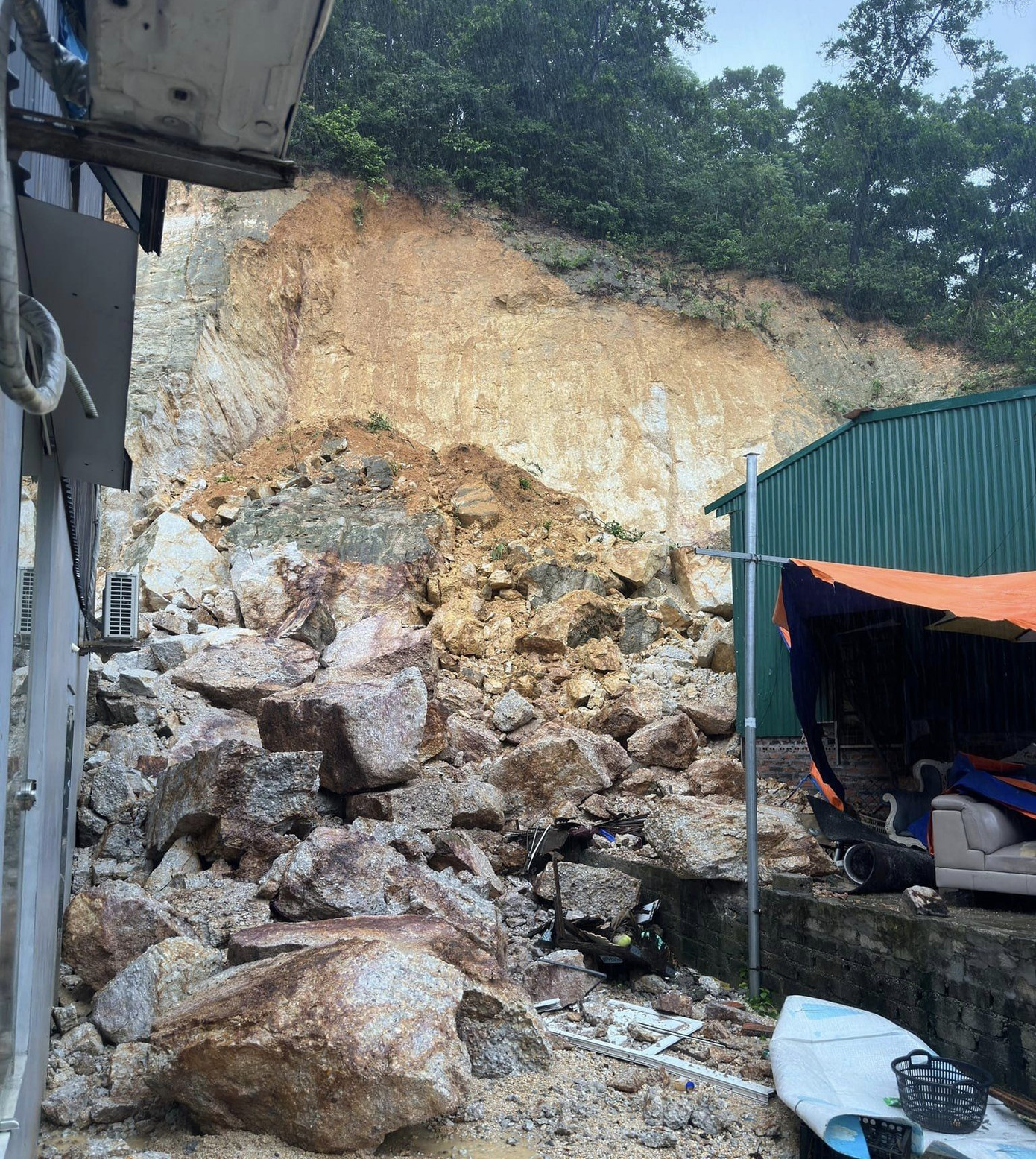 Trước tình hình mưa lớn kéo dài, TP Hạ Long đã chỉ đạo huy động lực lượng, phương tiện, sẵn sàng các phương án đảm bảo an toàn cho người và tài sản. Trước tình hình mưa lớn kéo dài, TP Hạ Long đã chỉ đạo huy động lực lượng, phương tiện, sẵn sàng các phương án đảm bảo an toàn cho người và tài sản.