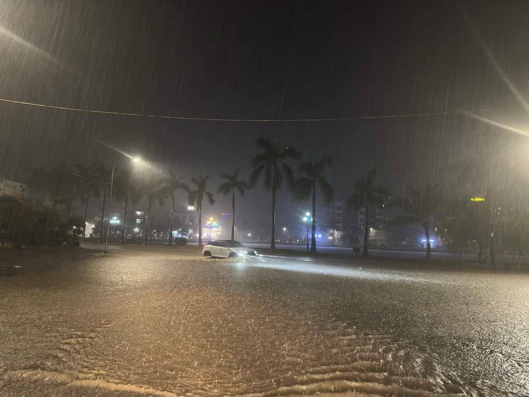 Mặc dù sát biển nhưng Hạ Long luôn ngập lụt mỗi khi có mưa lớn kéo dài. Mặc dù sát biển nhưng Hạ Long luôn ngập lụt mỗi khi có mưa lớn kéo dài.