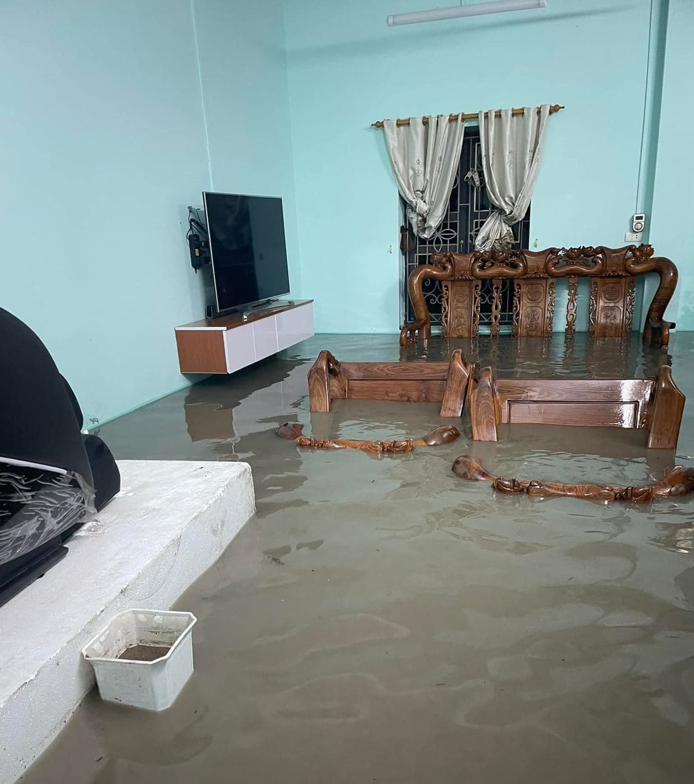 Nhiều nhà dân ở các khu vực như phường Hồng Hà, Hà Tu, Cao Xanh, Hà Lầm, Yết Kiêu... bị ngập lụt. Nhiều nhà dân ở các khu vực như phường Hồng Hà, Hà Tu, Cao Xanh, Hà Lầm, Yết Kiêu... bị ngập lụt.